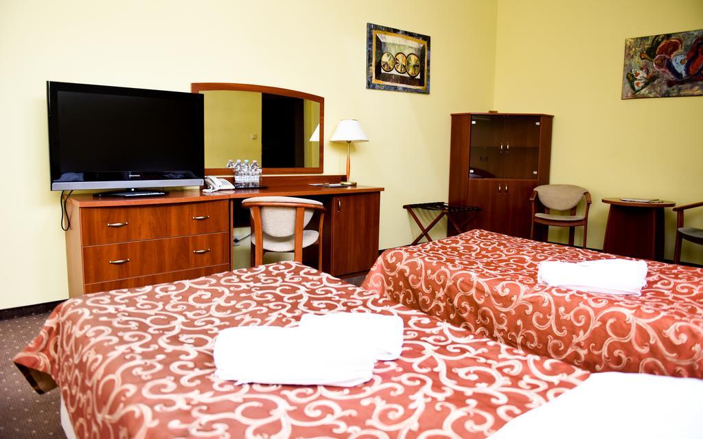 Hotel Wityng Ślesin Quarto foto
