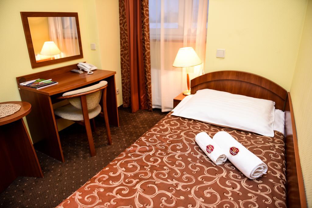 Hotel Wityng Ślesin Quarto foto